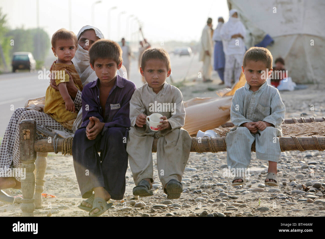 Flood refugees finding shelter in tents, Nowshera, Pakistan Stock Photo