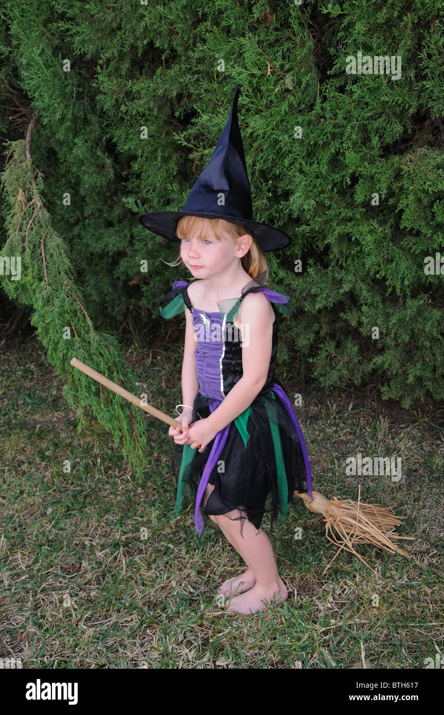fact silent recovery Young girl dressed as a witch for Halloween, Mijas Costa, Costa del Sol,  Malaga Province, Andalucia, Spain, Western Europe Stock Photo - Alamy