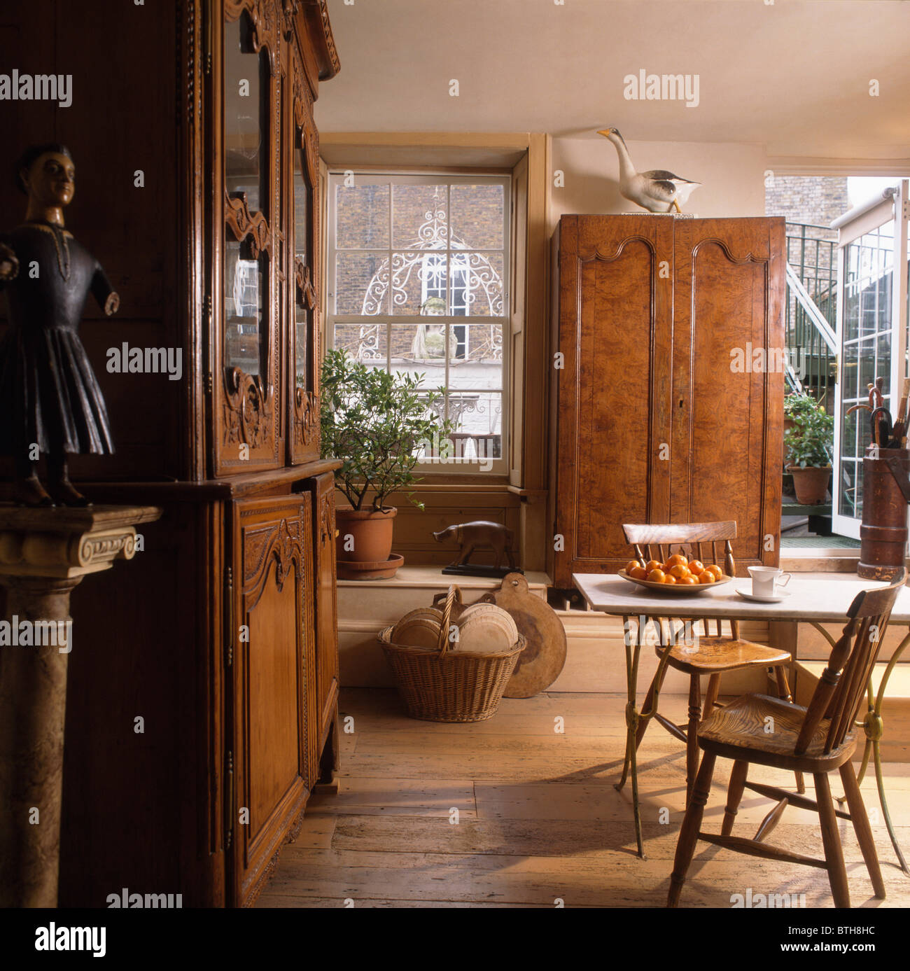 Traditional furniture dressers hires stock photography and images Alamy