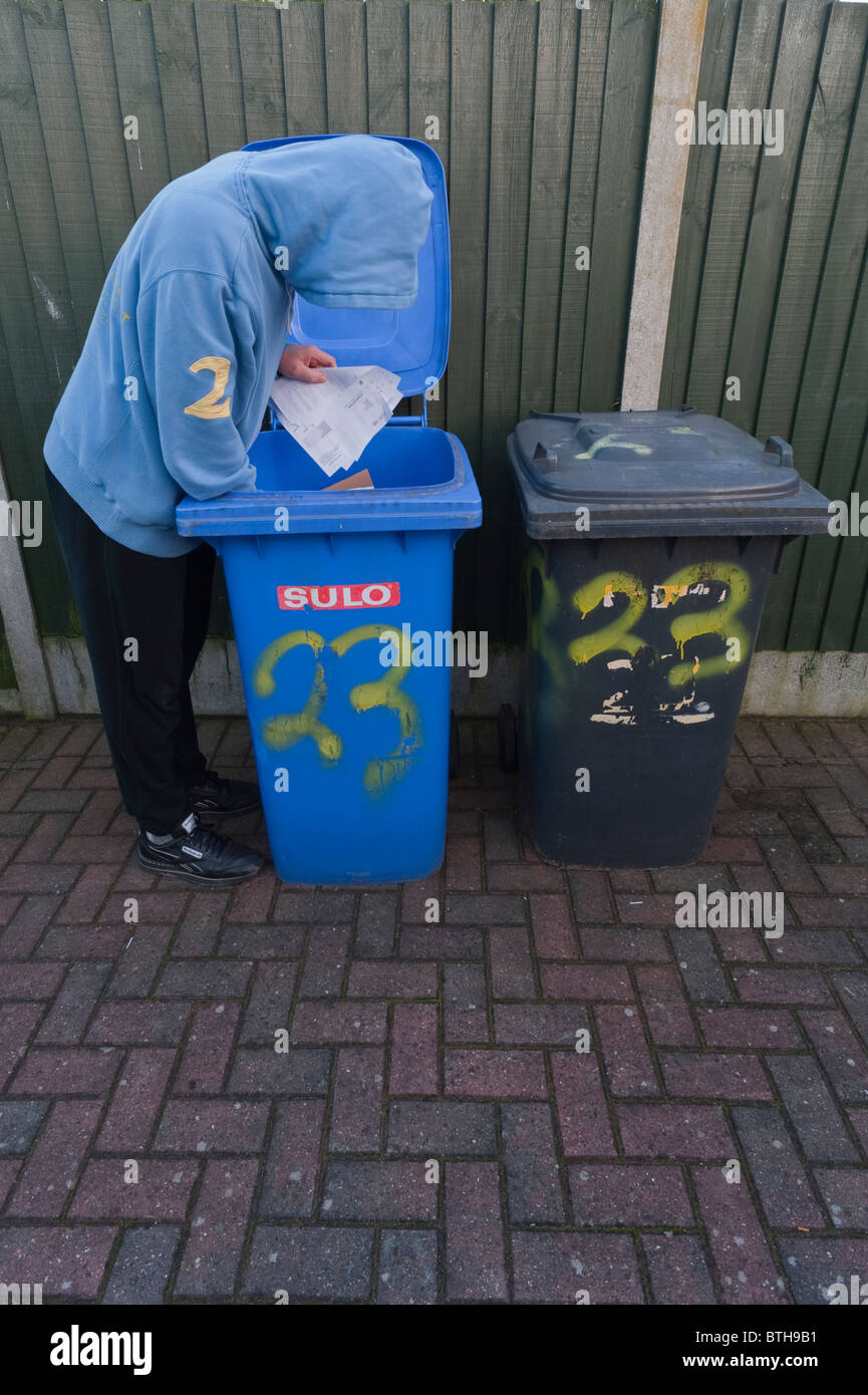 Identity thief trash hires stock photography and images Alamy