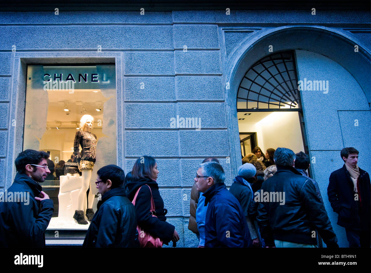 Chanel boutique, Shopping, Via Sant'Andrea, Milan Stock Photo - Alamy