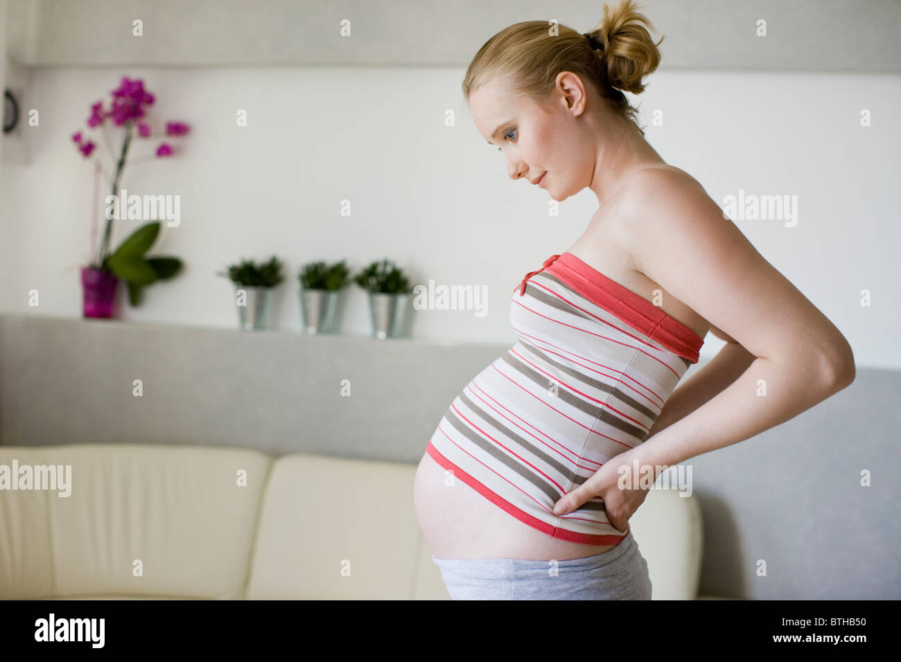 Поясница после родов. Молодая мамочка болит спина. Осанка во время беременности. Фото беременной девушки и боль в пояснице. Первые месячные после беременности болит спина.