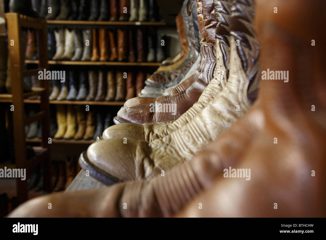 Vintage cowboy boots, hat and rope on an old handmade bench on an old ranch  in New Jersey, USA, farm Stock Photo - Alamy