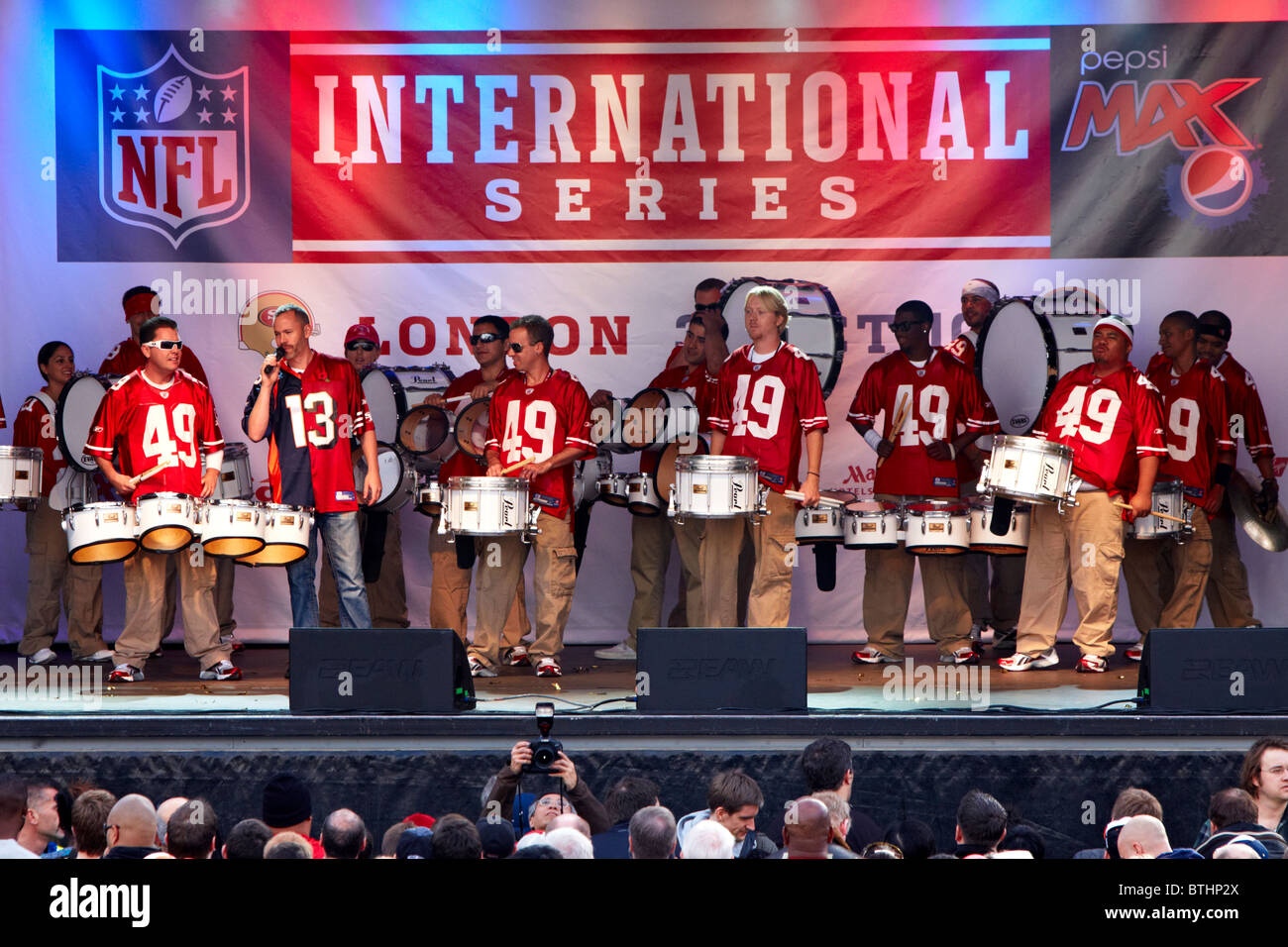 The 49ers drumline, Niner Noise, perform at the NFL fan rally in Trafalgar Square Stock Photo