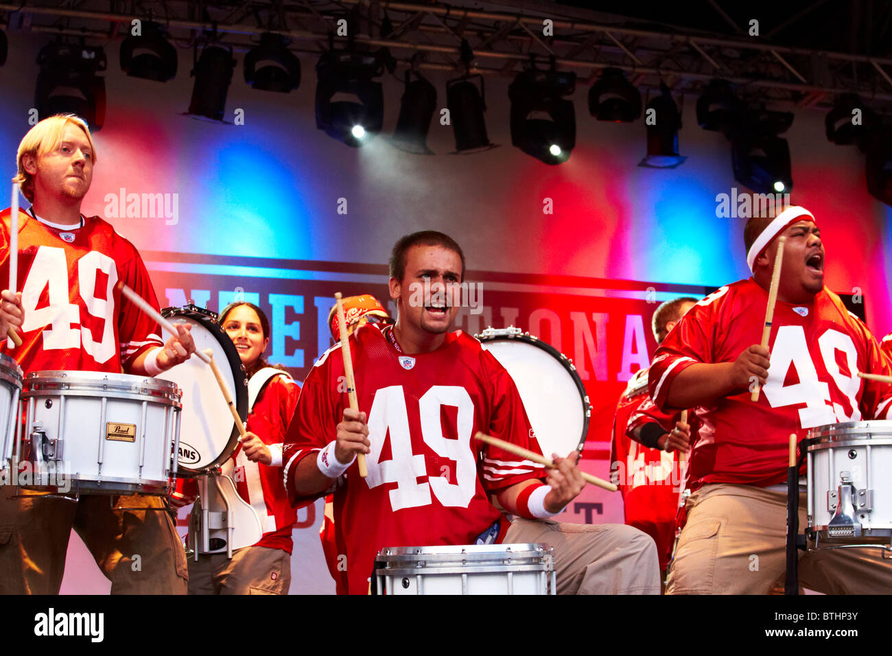 The 49ers drumline, Niner Noise, perform at the NFL fan rally in Trafalgar Square Stock Photo