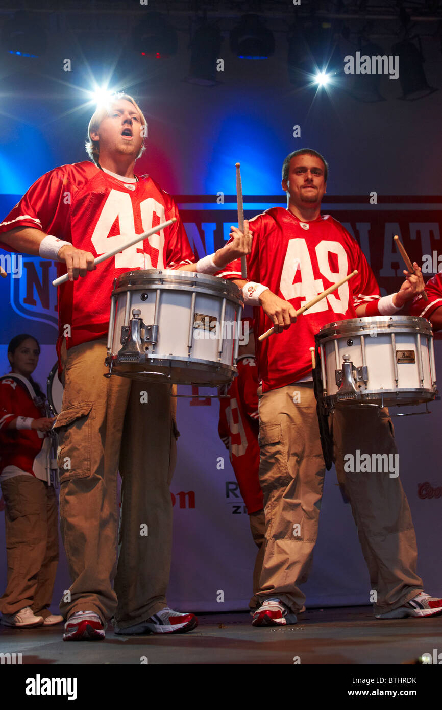 The 49ers drumline, Niner Noise, perform at the NFL fan rally in Trafalgar Square Stock Photo