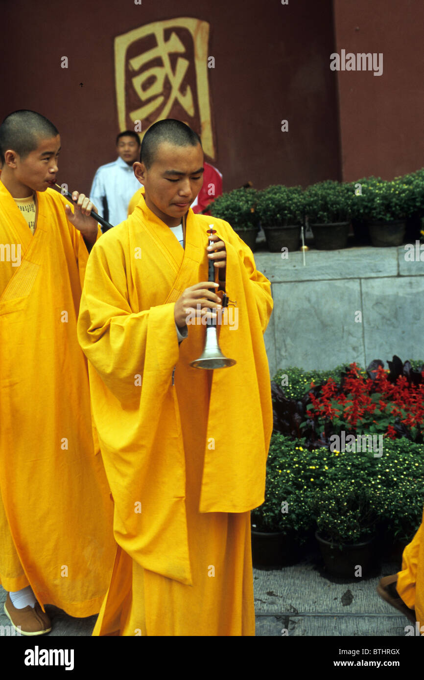 The Shaolin monks play the flute in the begining of a show. Henan,China Stock Photo