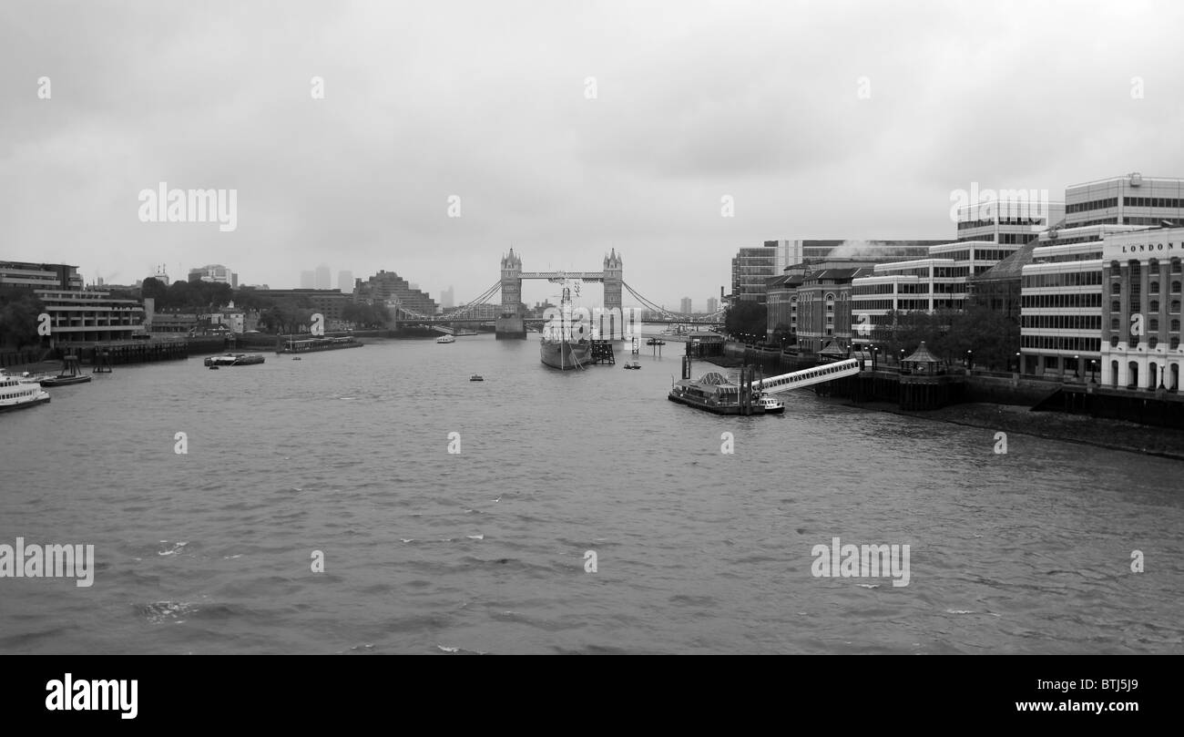 The river thames and tower bridge hi-res stock photography and images ...