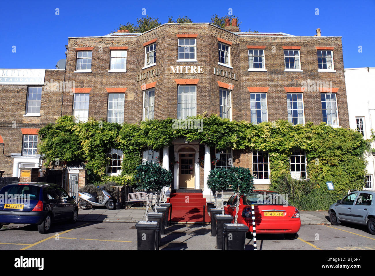 The Mitre hotel and restaurant at Hampton Court Bridge on the River Thames at Molesey, England UK. Stock Photo