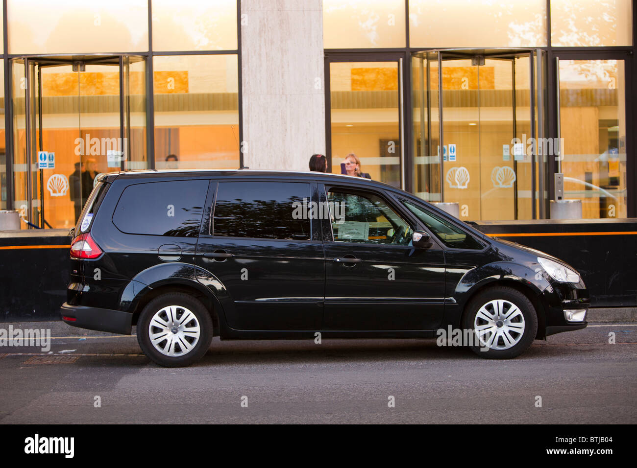 A chauffer car outside Shell's UK headquarters building on the South Bank in London. Stock Photo