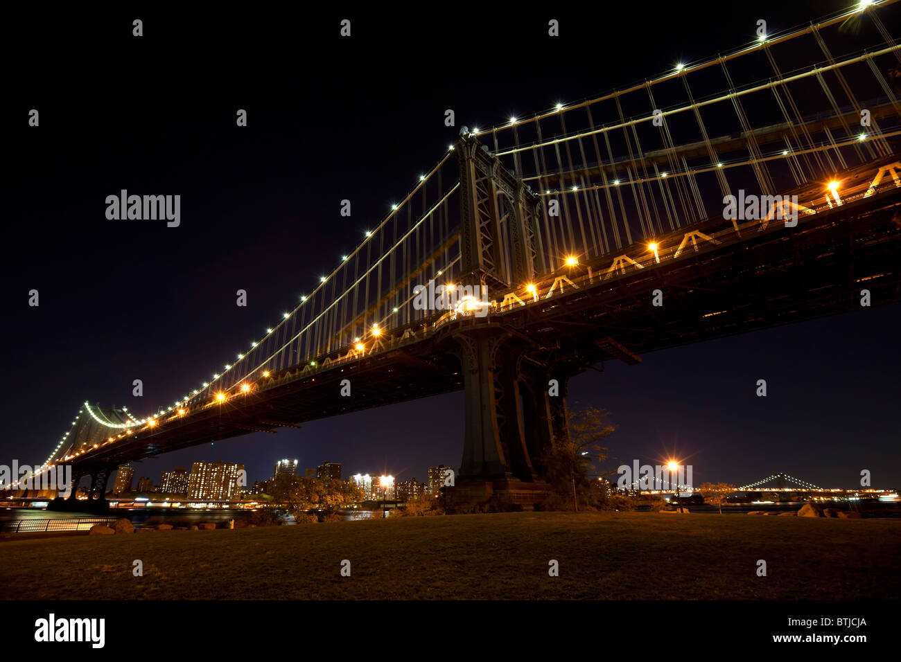 Manhattan Bridge at night in New York City Stock Photo - Alamy