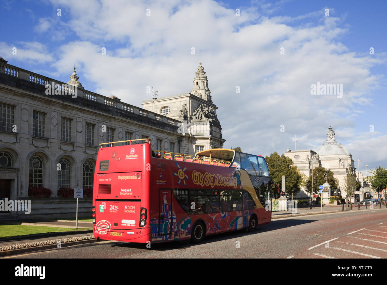 Cathays Park, Cardiff, Glamorgan, South Wales, UK. Hop on Hop off open top double decker tourist bus passing the Law Courts Stock Photo