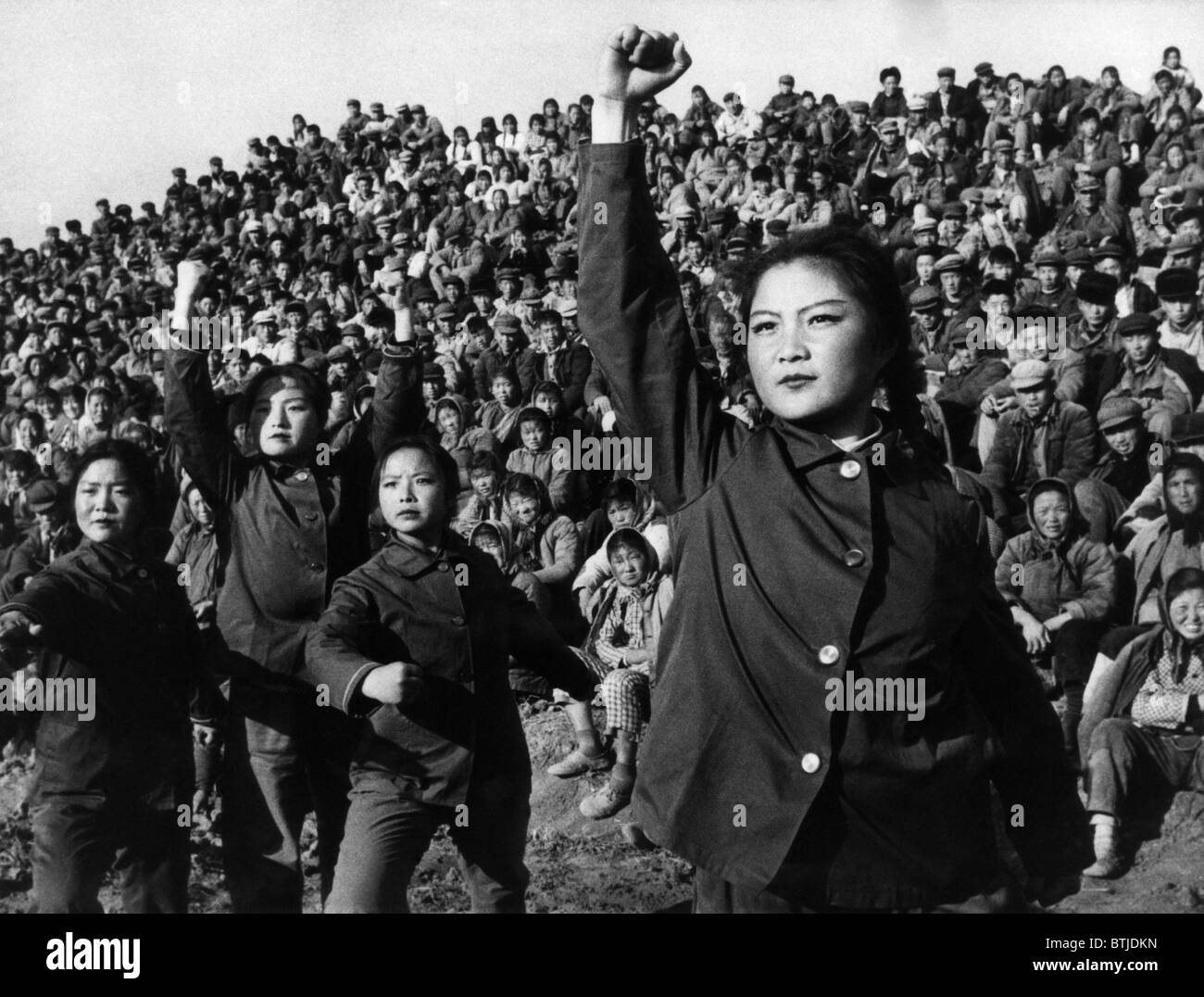 An amateur art troupe of the Hsiangyang Commune in China's Kiangsu Province perform a 'ballad' to criticize Confucius, 1974. Cou Stock Photo