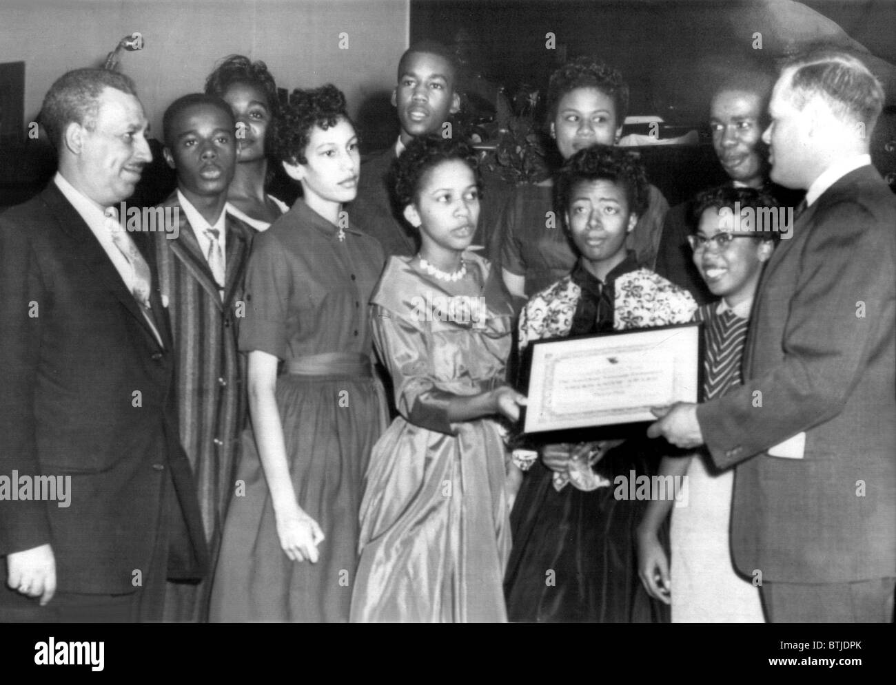 Chat Patterson presents Americanism award to nine African American students who integrated Central High School in the fall of 19 Stock Photo