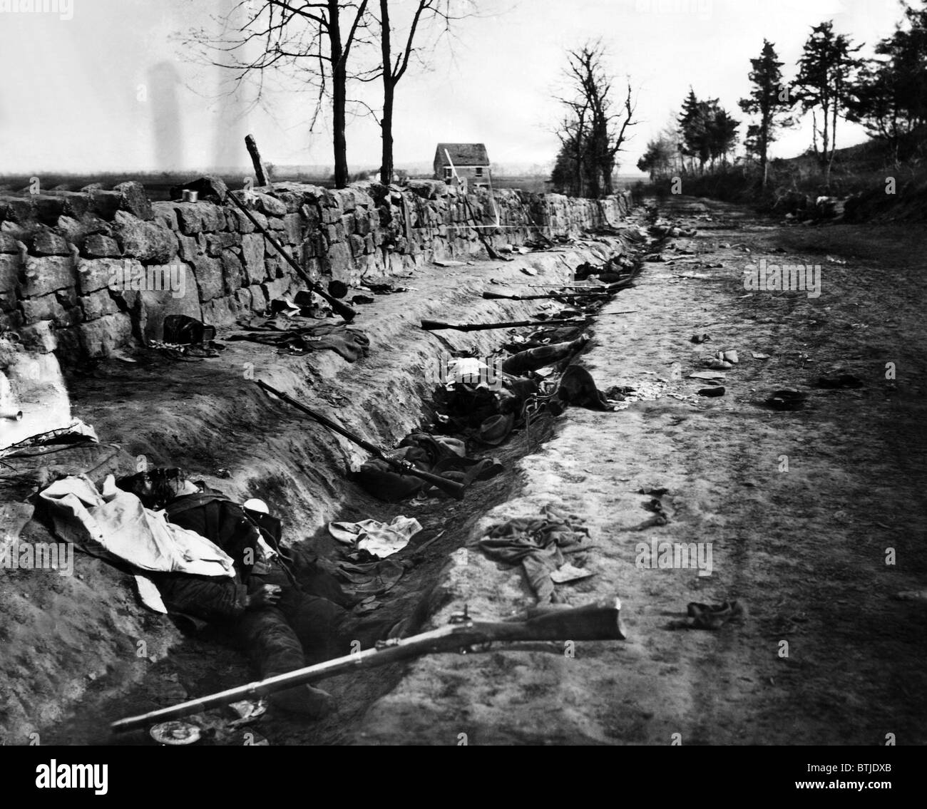 Confederate dead behind the stone wall of Marye's Heights, Fredericksburg, Virginia, killed during the Battle of Chancellorsvill Stock Photo