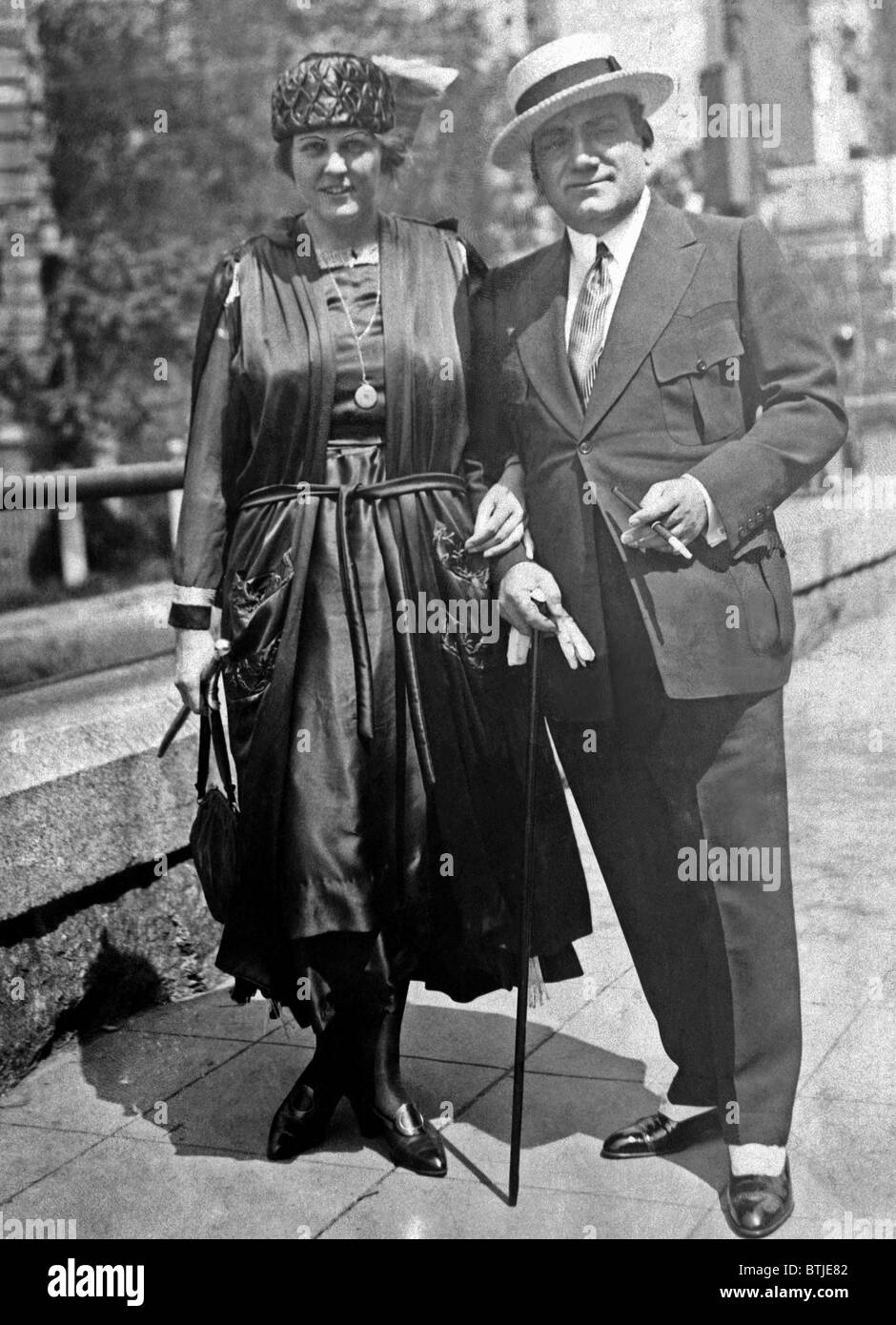 Enrico Caruso and his wife, Dorothy Park Benjamin, take a walk on Fifth  Avenue in New York, 1918. Courtesy: CSU Archives/Everett Stock Photo - Alamy