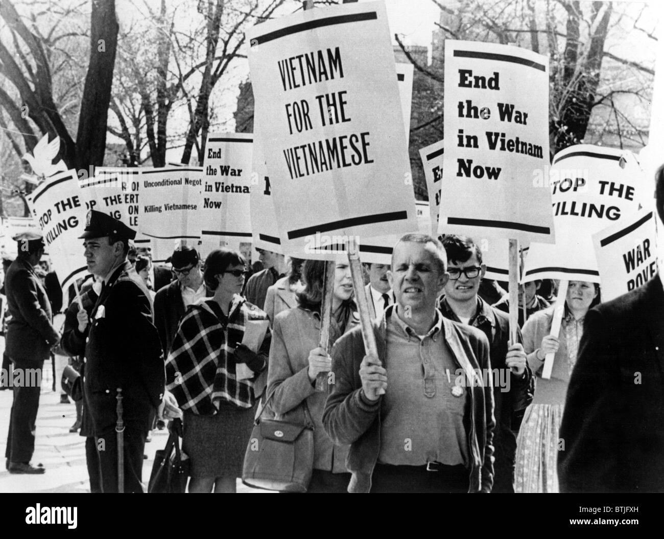 4/17/65 WASHINGTON. D.C.: 5,000 students picketed in front of the White House to protest the U.S. policy in Southeast Asia and d Stock Photo