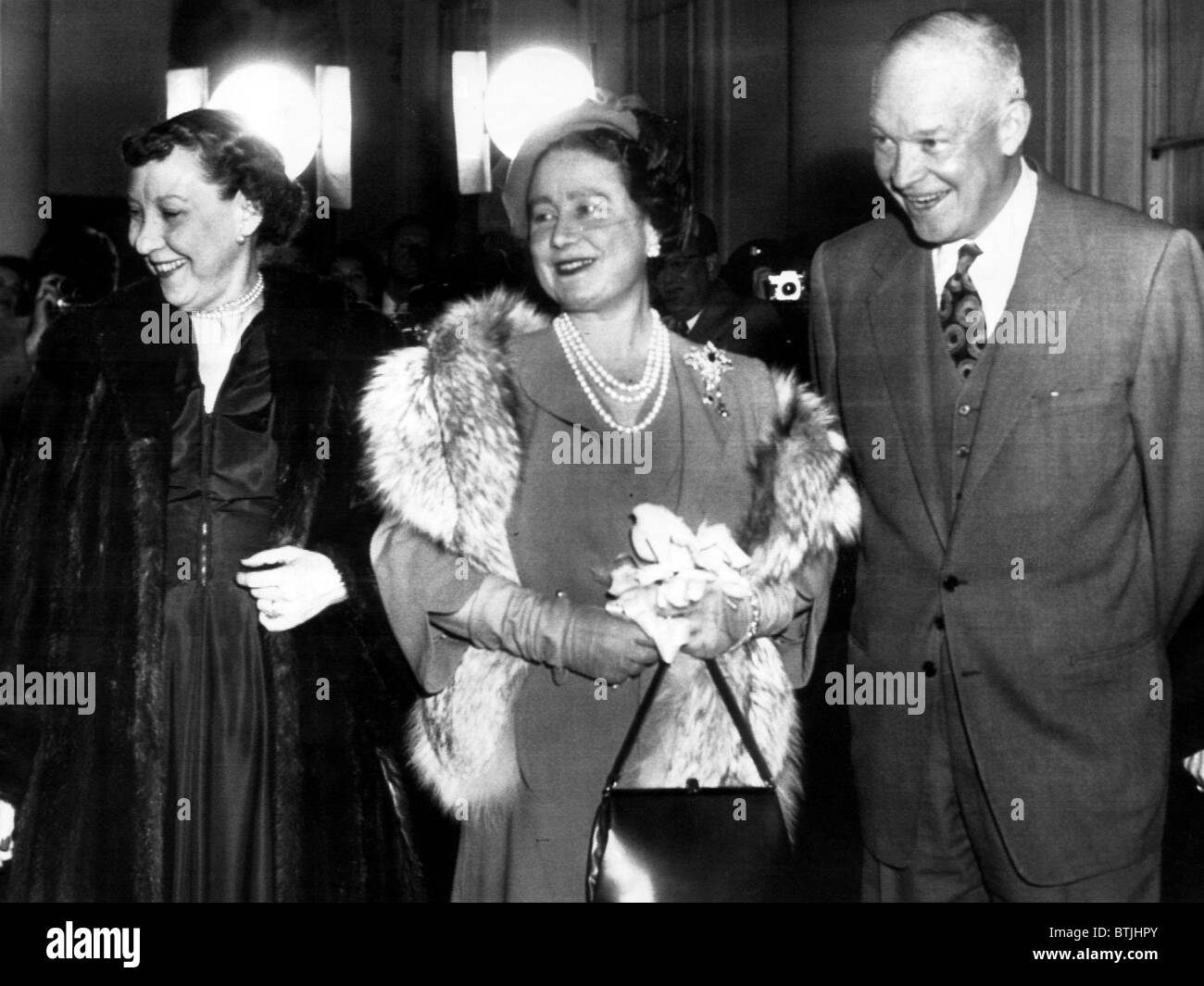 Mamie Eisenhower, Queen Mother Elizabeth, and President Dwight D. Eisenhower on the steps of the White House after a royal visit Stock Photo