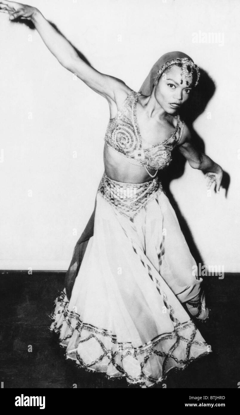American actress and singer Eartha Kitt, before having dinner with Prime Minister Jawaharlal Nehru, New Delhi, India, 1955. Stock Photo