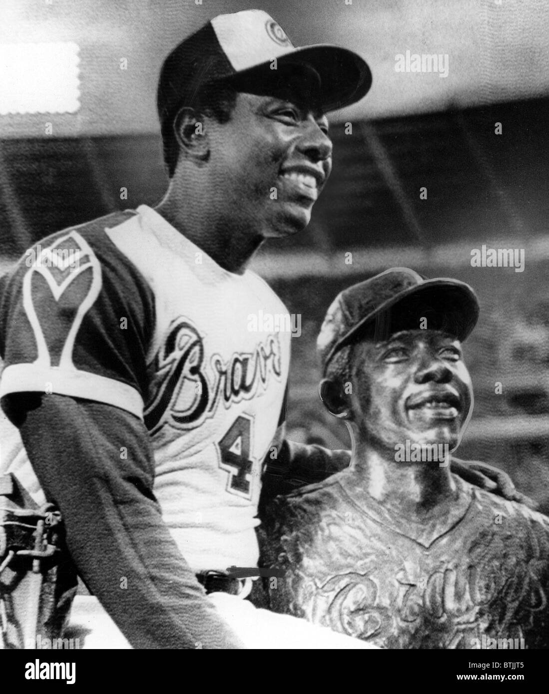 Hank Aaron poses with bust of himself on eve of breaking Babe Ruth's career home run record of 714. Atlanta, GA, 04-08-1974. Stock Photo