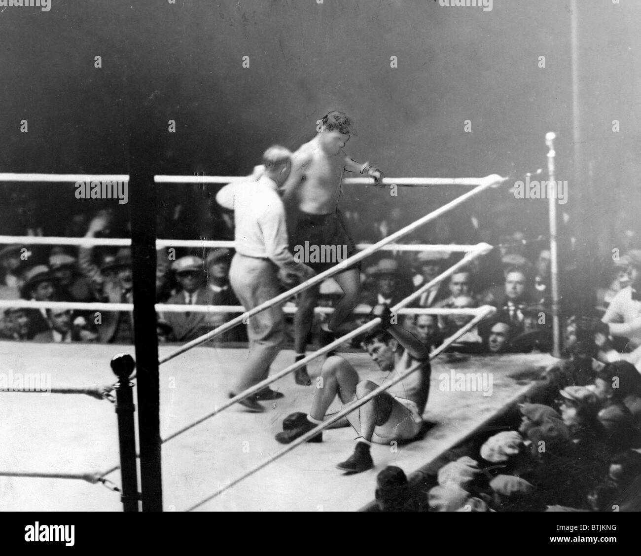 Jack Dempsey knocks down Gene Tunney in 7th round of Controversial fight. After miscount by referee, Tunney recovers and beats D Stock Photo