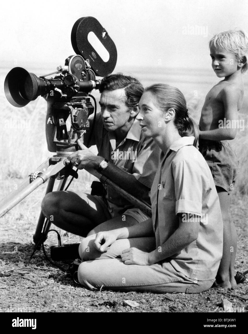Hugo van Lawick, Jane Goodall, and their son, Grub study the lifestyles of  Baboons in Tanzania. ca 1976. Courtesy: CSU Archives Stock Photo - Alamy