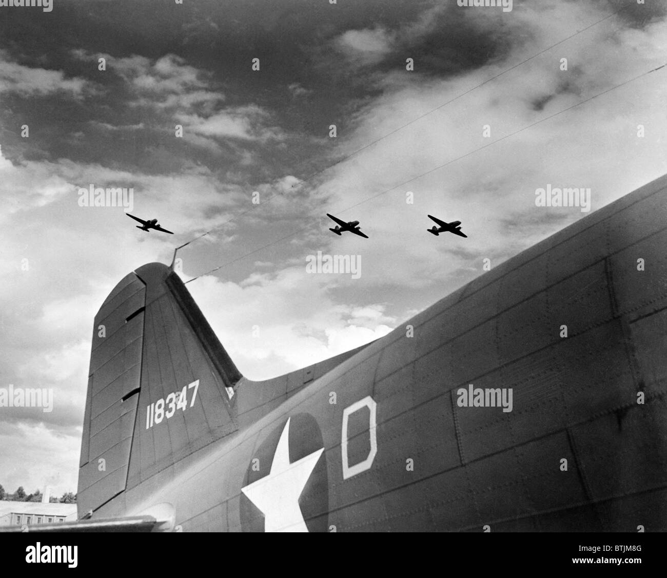 U.S. paratroopers in flight manuevers somewhere over England, ca. 1943-1945 Stock Photo