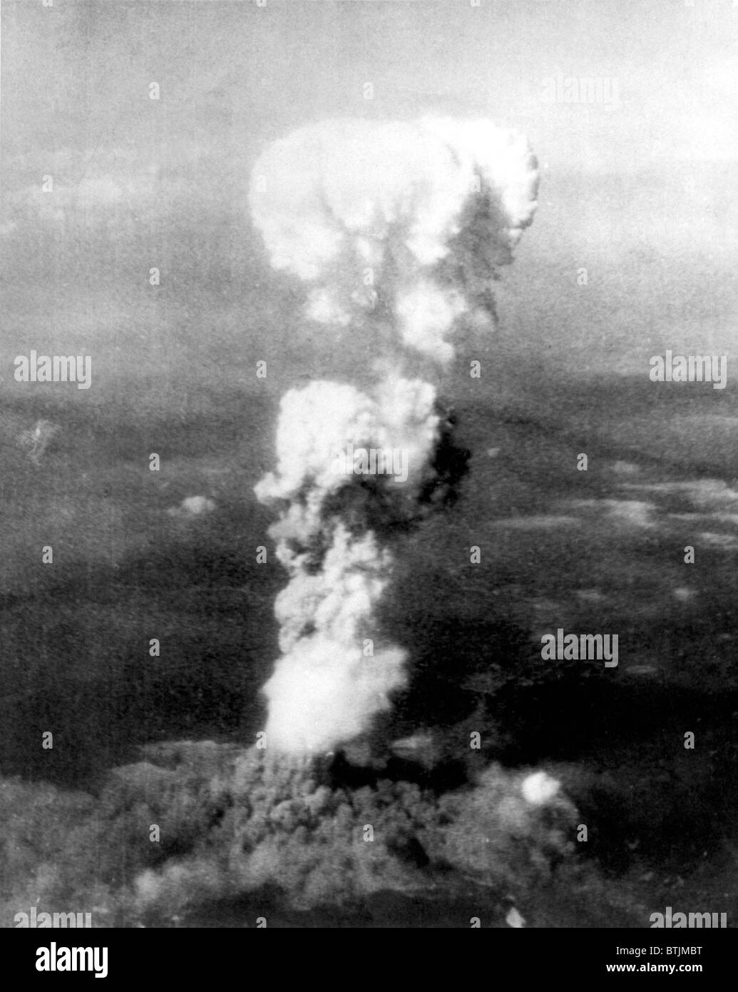 Atomic bomb. A mushroom cloud rises more than 20,000 feet into the air over Hiroshima, Japan after an atomic bomb was dropped by the US bomber 'Enola Gay', Aug. 5, 1945 Stock Photo