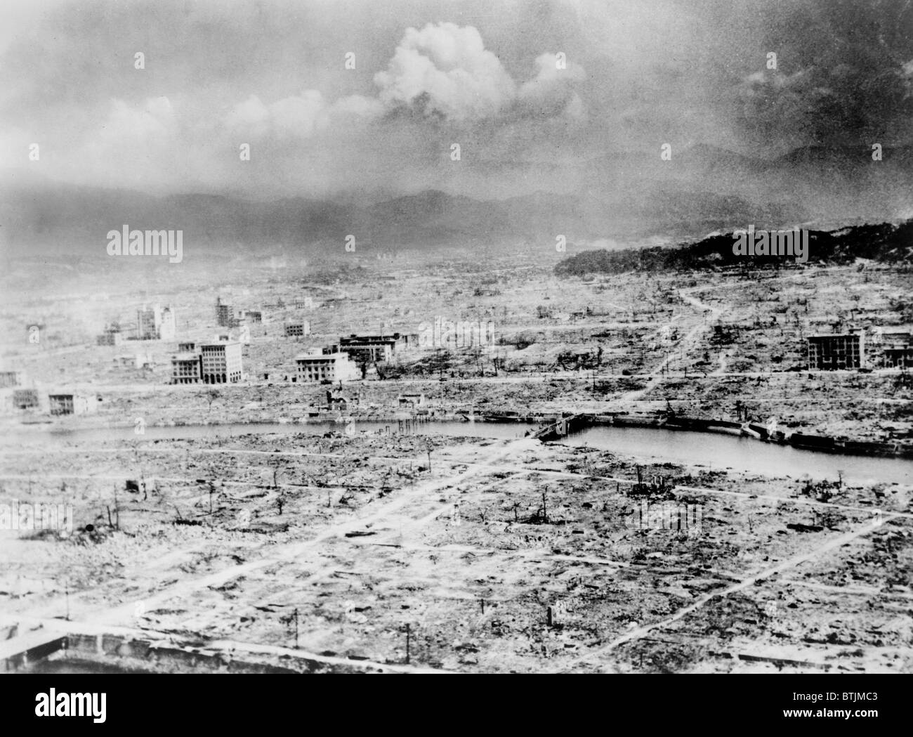 Atomic bomb. Hiroshima, Japan after the atomic bomb was dropped by the US bomber 'Enola Gay', 1945 Stock Photo