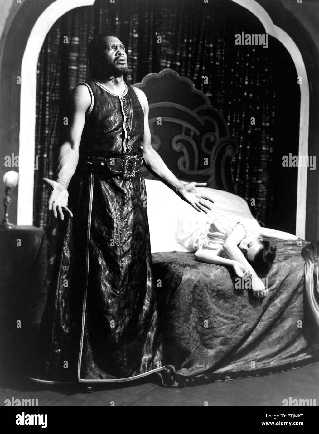 OTHELLO, Uta Hagen as Desdemona, Paul Robeson as Othello, Shubert Theatre, Broadway, 1943-1944 Stock Photo