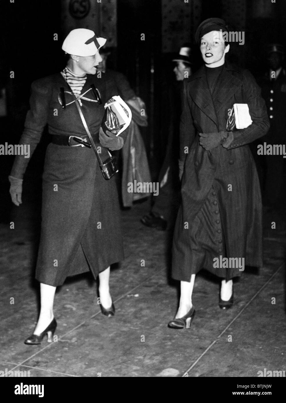 Katharine Hepburn (r) and her secretary Laura Harding (l), arrive at Penn Station, after she obtained a divorce from Ludlow Smit Stock Photo