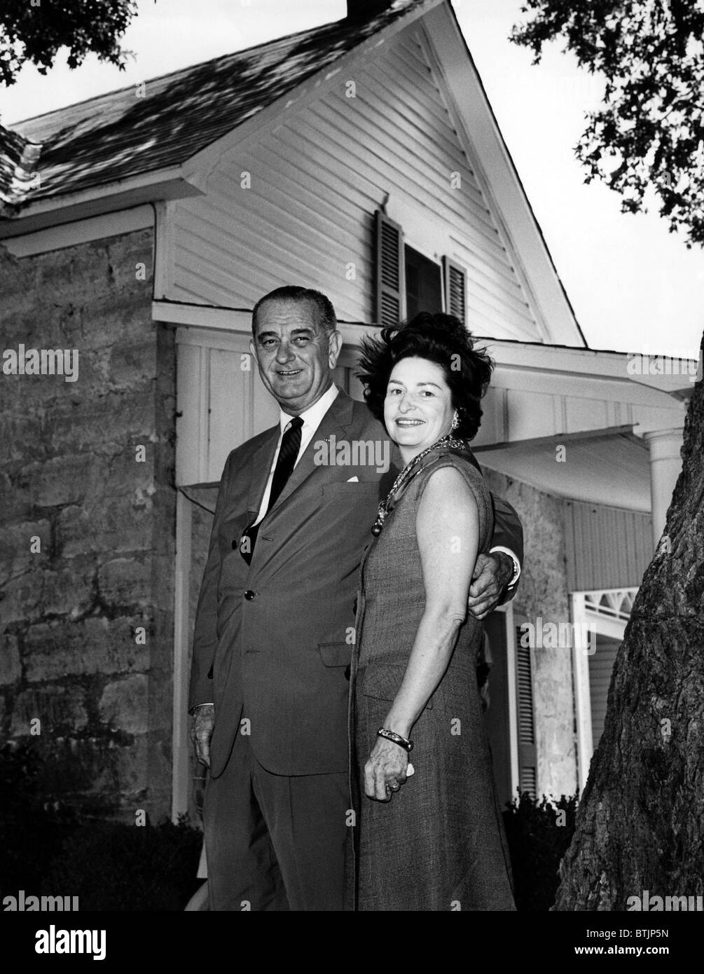 President Lyndon B. Johnson and his wife Lady Bird Johnson pose casualy for press photographers at their home in Johnson City, T Stock Photo