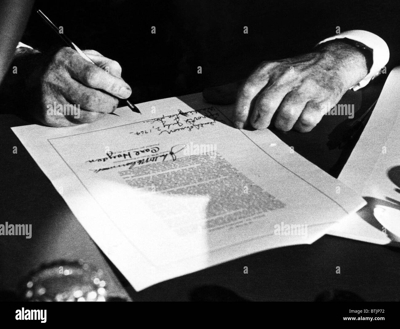 president-lyndon-b-johnson-signs-the-civil-rights-bill-september-1964