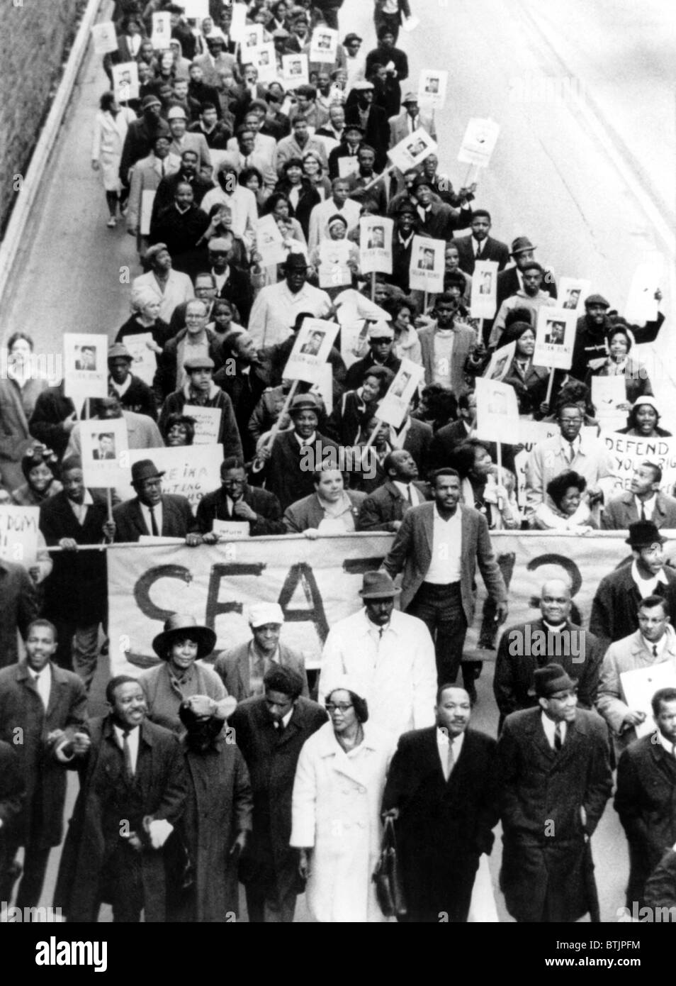 Dr. Martin Luther King Jr. (bottom, 3rd from right), with wife Coretta Scott King (bottom, center), leading a march of 800 demon Stock Photo