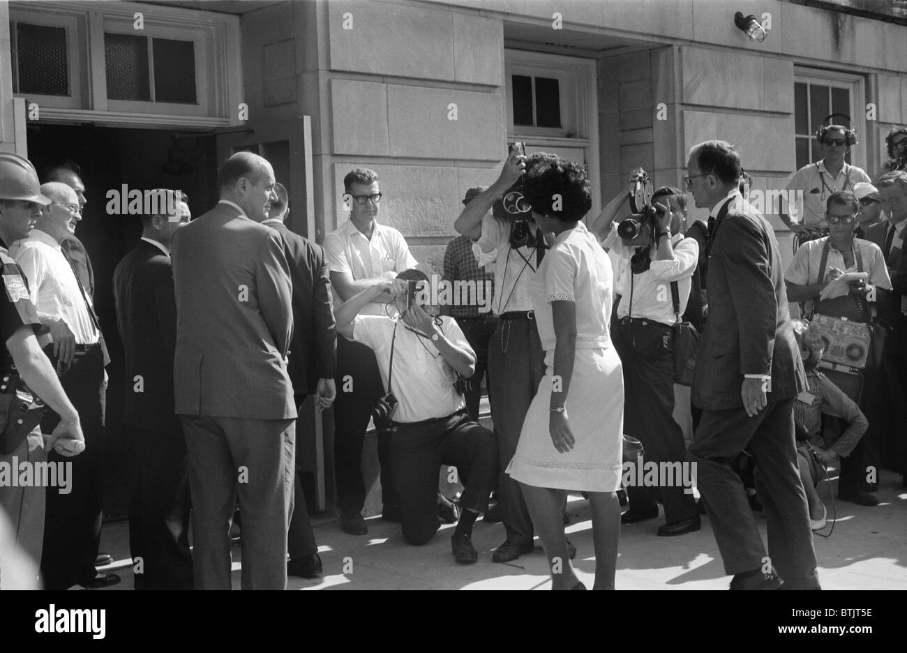 Civil rights, Vivian Malone (front, right of center) entering Foster Auditorium to register for classes at the University of Alabama. The crowd includes photographers, National Guard members and Deputy U.S. Attorney General Nicholas Katzenbach (front, left of center), photograph by Warren K. Leffler, June 11, 1963. Stock Photo