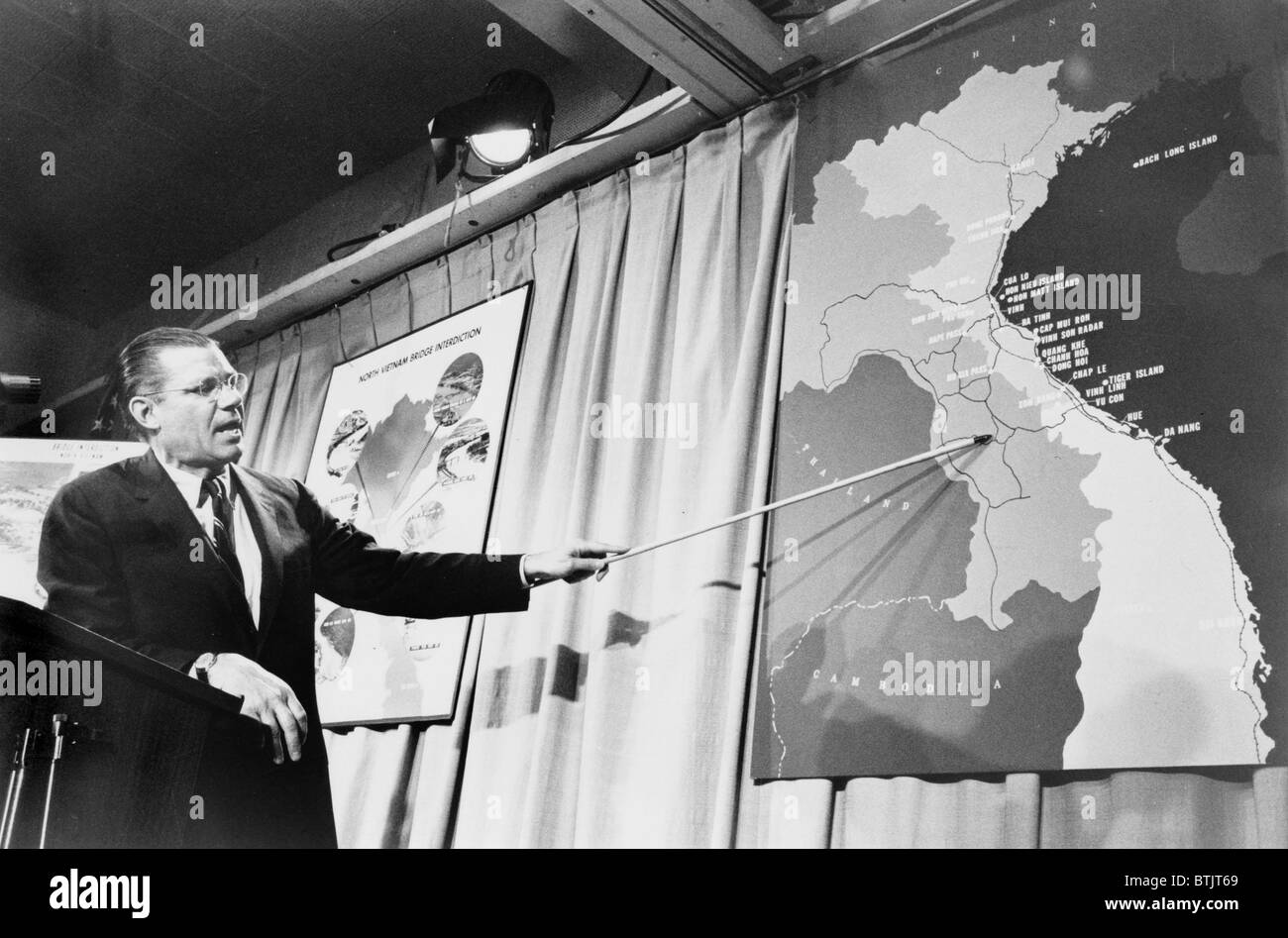Secretary of Defense Robert McNamera pointing to a map of Vietnam at a press conference, photograph by Marion S. Trikosko, April 26, 1965. Stock Photo