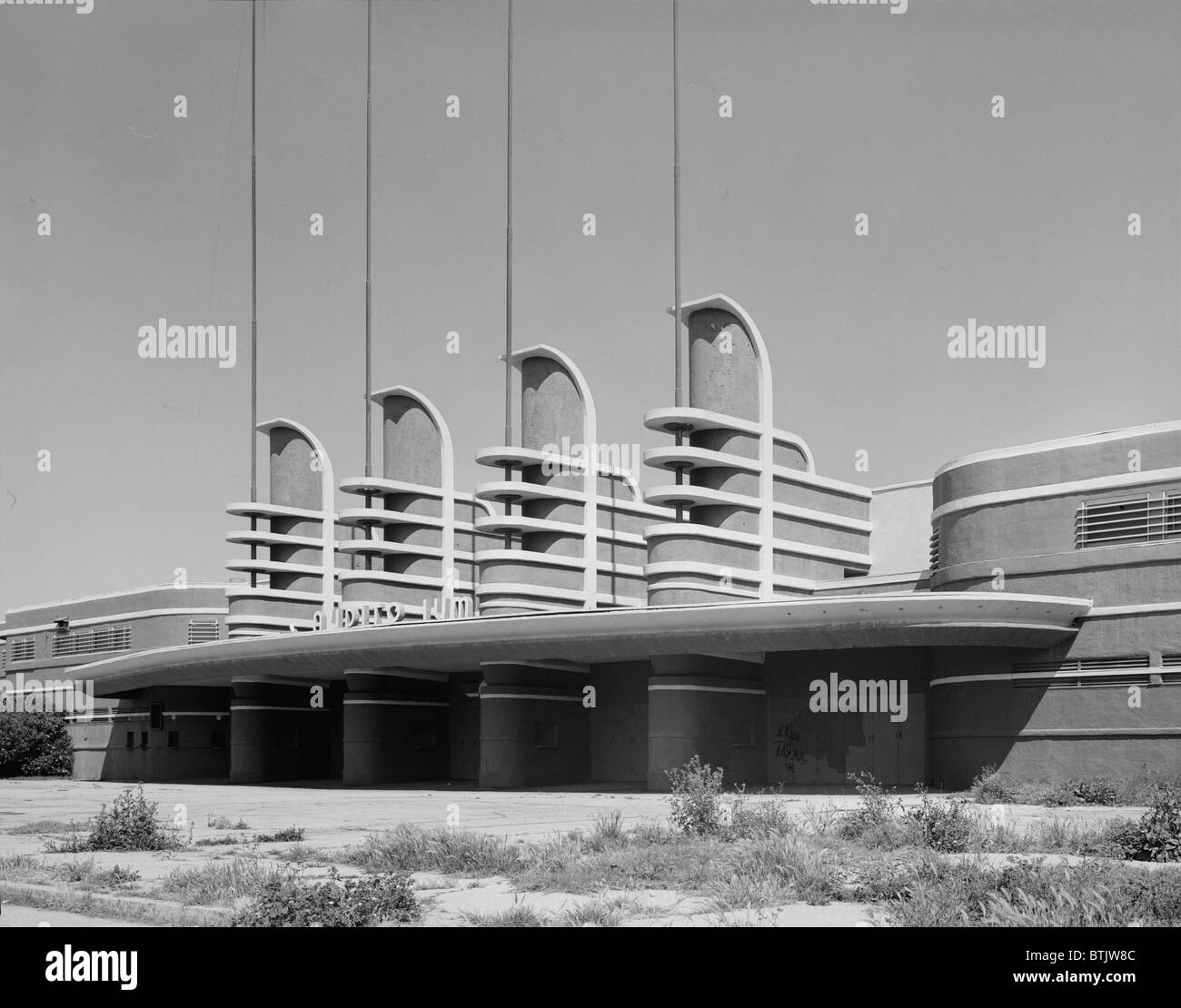 Los Angeles, Pan Pacific Auditorium, the structure achieves not just the styling of the great streamlined World's Fairs of the 1930's, but their festivity and sophistication as well. The entrance pylons are scaled to give the building an impressiveness beyond actual size. Burned to the ground in 1989, 1600 Beverly Boulevard, California, photograph 1980s. Stock Photo