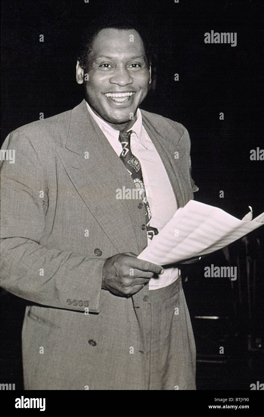 PAUL ROBESON recording 'Joe Louis Blues' by Count Basi      e and Richard Wright, 1941 Stock Photo