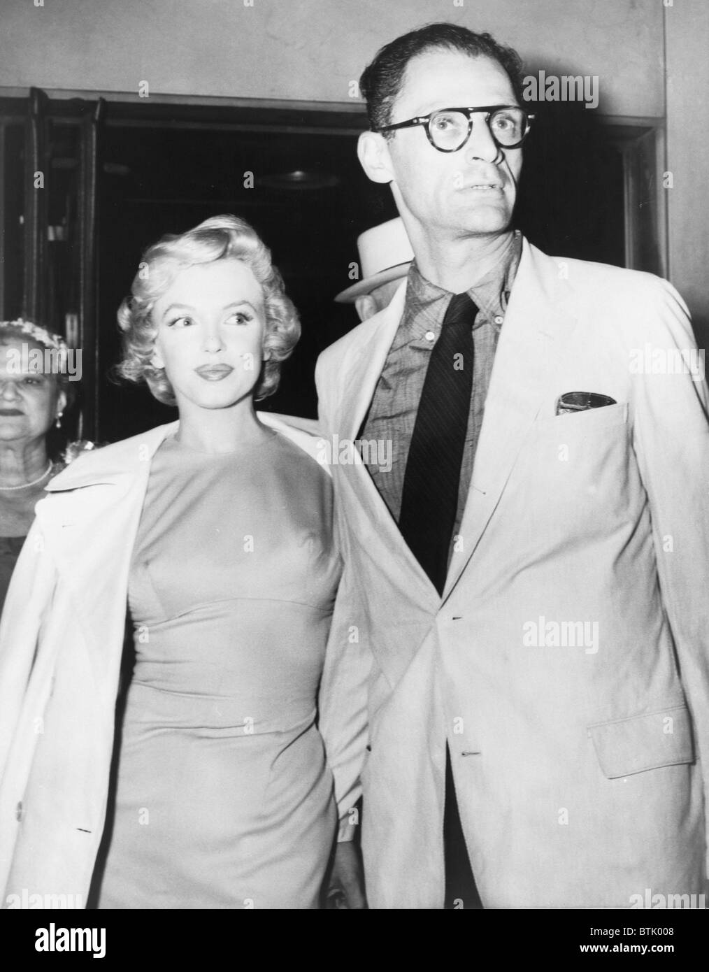 Marilyn Monroe and her new husband, playwright Arthur Miller leave her New York for London in 1956, for her to film THE PRINCE AND THE SHOWGIRL. Stock Photo