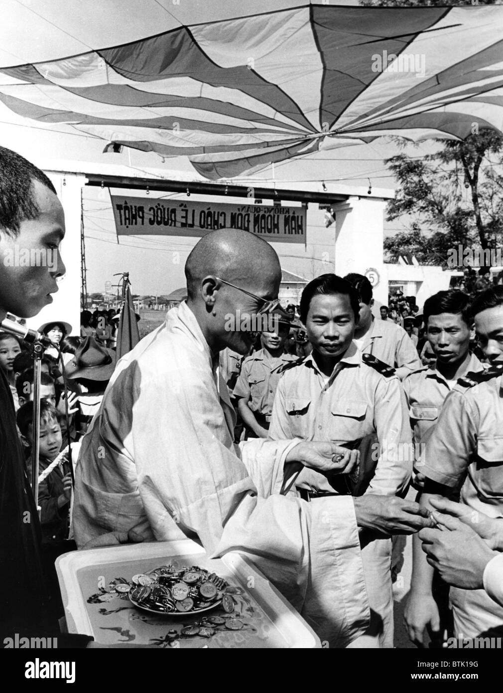 Buddhist Leader Thich Tam Chau officiates at Inauguration of a Buddhist Chaplain's Corps. in the Vietnamese Air Force. Tan Son H Stock Photo