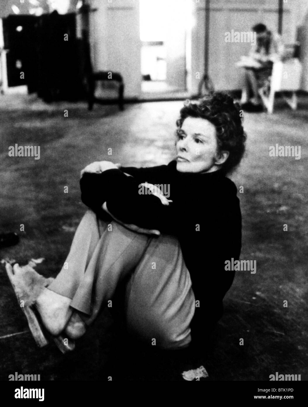 GLASS MENAGERIE, Katharine Hepburn after a shooting break, 1974. Courtesy: CSU Archives/Everett Collection Stock Photo