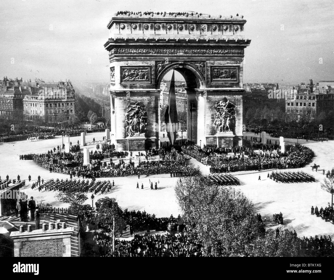 EV1944 - The Arc de Triomphe during an Armistice Day Celebration, Paris, France, sometime between the end of WWI and 1940   in P Stock Photo