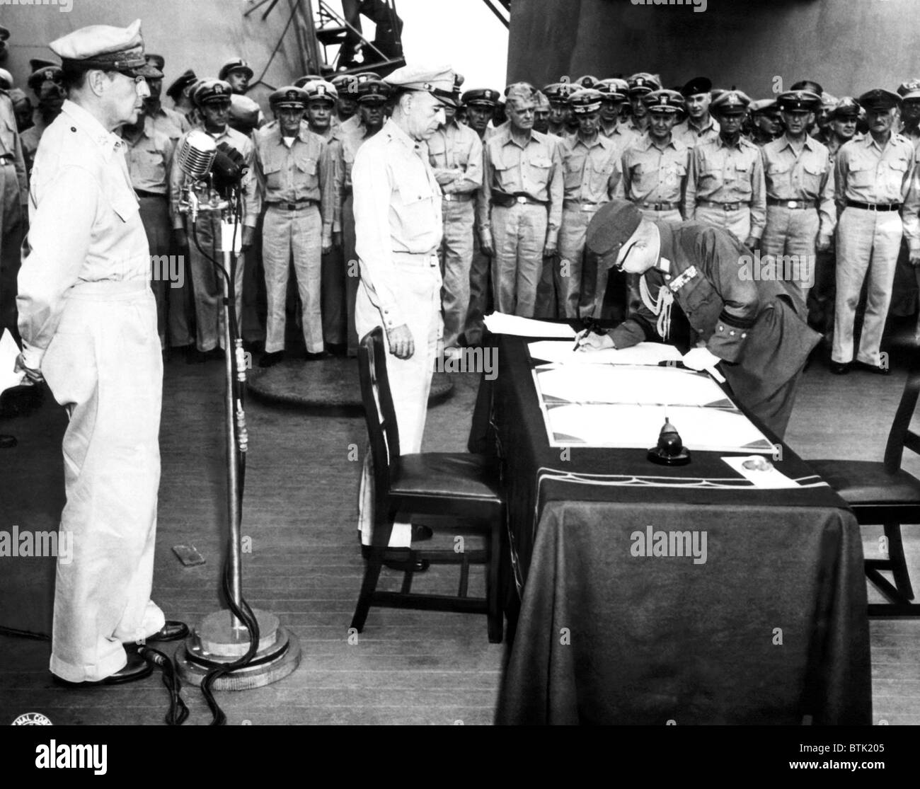 EV1943 - General Yoshira Umez signs surrender of the Japanese Imperial army during ceremonies on the USS Missouri, September 4, Stock Photo