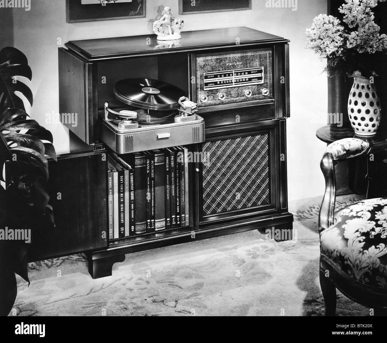EV1897 - Philco Radio phonograph with AM and FM radio and turntable, 1951 Stock Photo