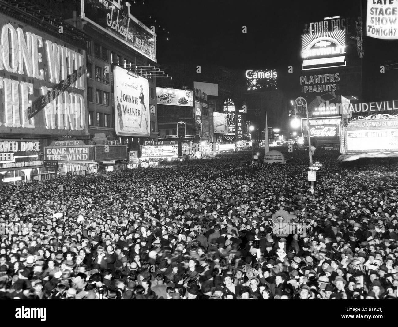 EV1963 Celebrating New Year's Eve at Times Square, New York City, January 1, 1940 Stock Photo