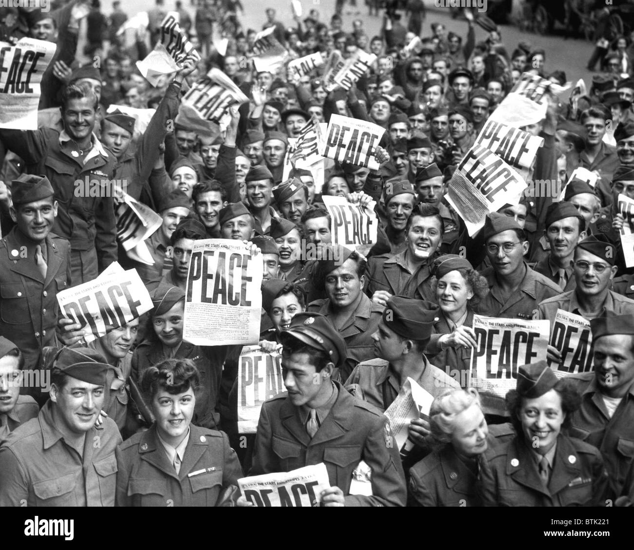 EV1946 - US Army men and women in Japan following the surrender of the Japanese army on September 2, 1945 Stock Photo