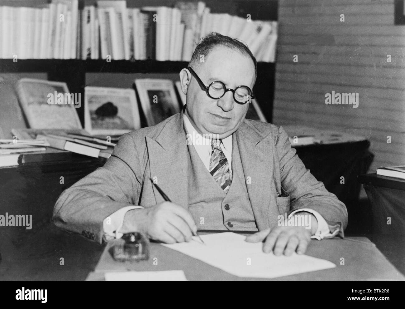 Izzy Einstein (1880-1938) signing contract for his memoirs in 1932. As a government agent, in disguise, he infiltrated New York speakeasies in disguise and arrested thousands for selling alcoholic drinks during Prohibition. Stock Photo