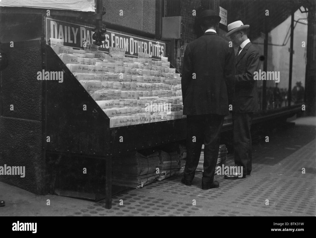 New York City newsstand, photograph by Lewis Wickes Hine, June, 1913 Stock Photo