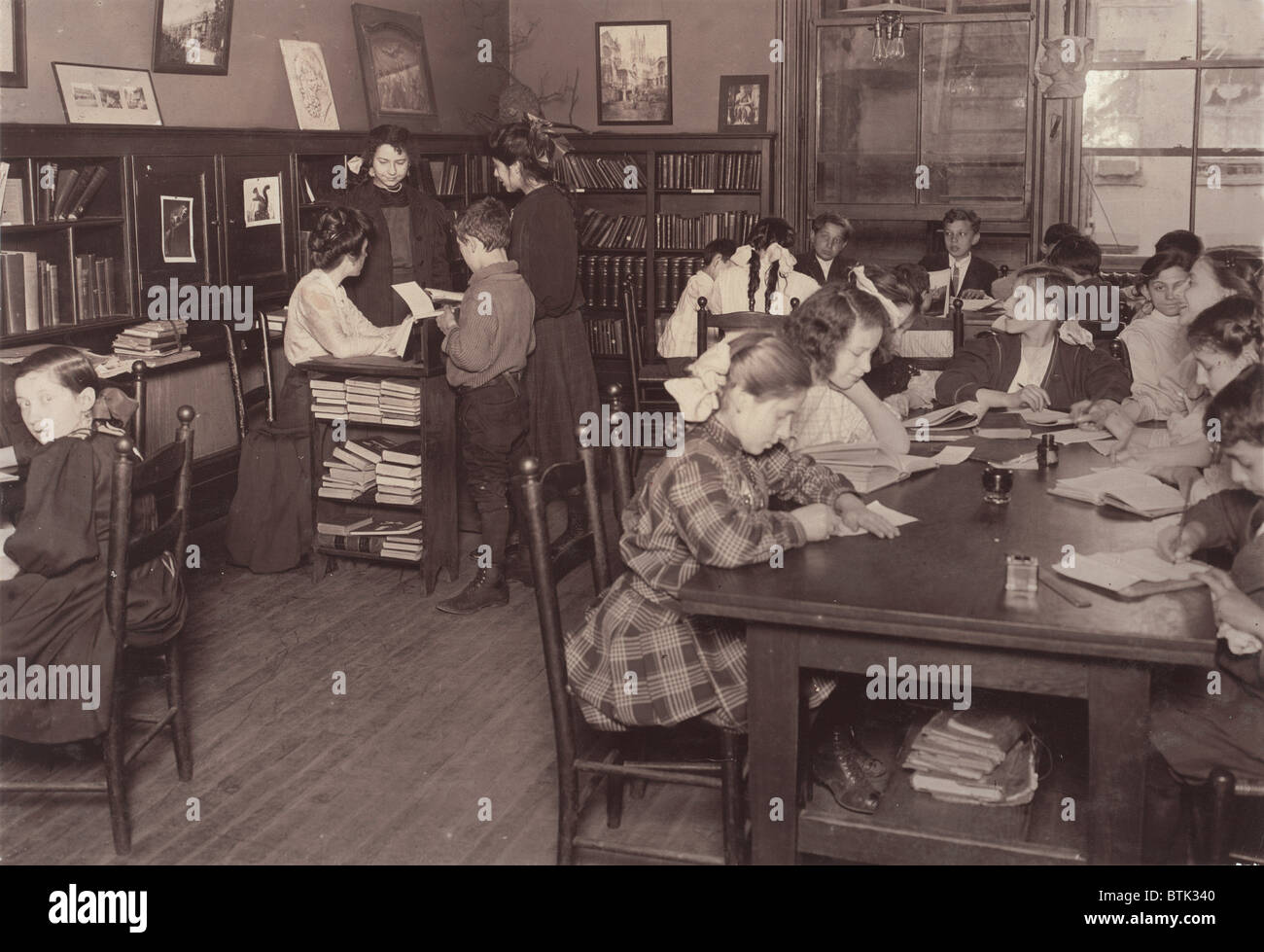 New York City, library, Henry Street Settlement, photograph by Lewis Wickes Hine, May, 1910 Stock Photo