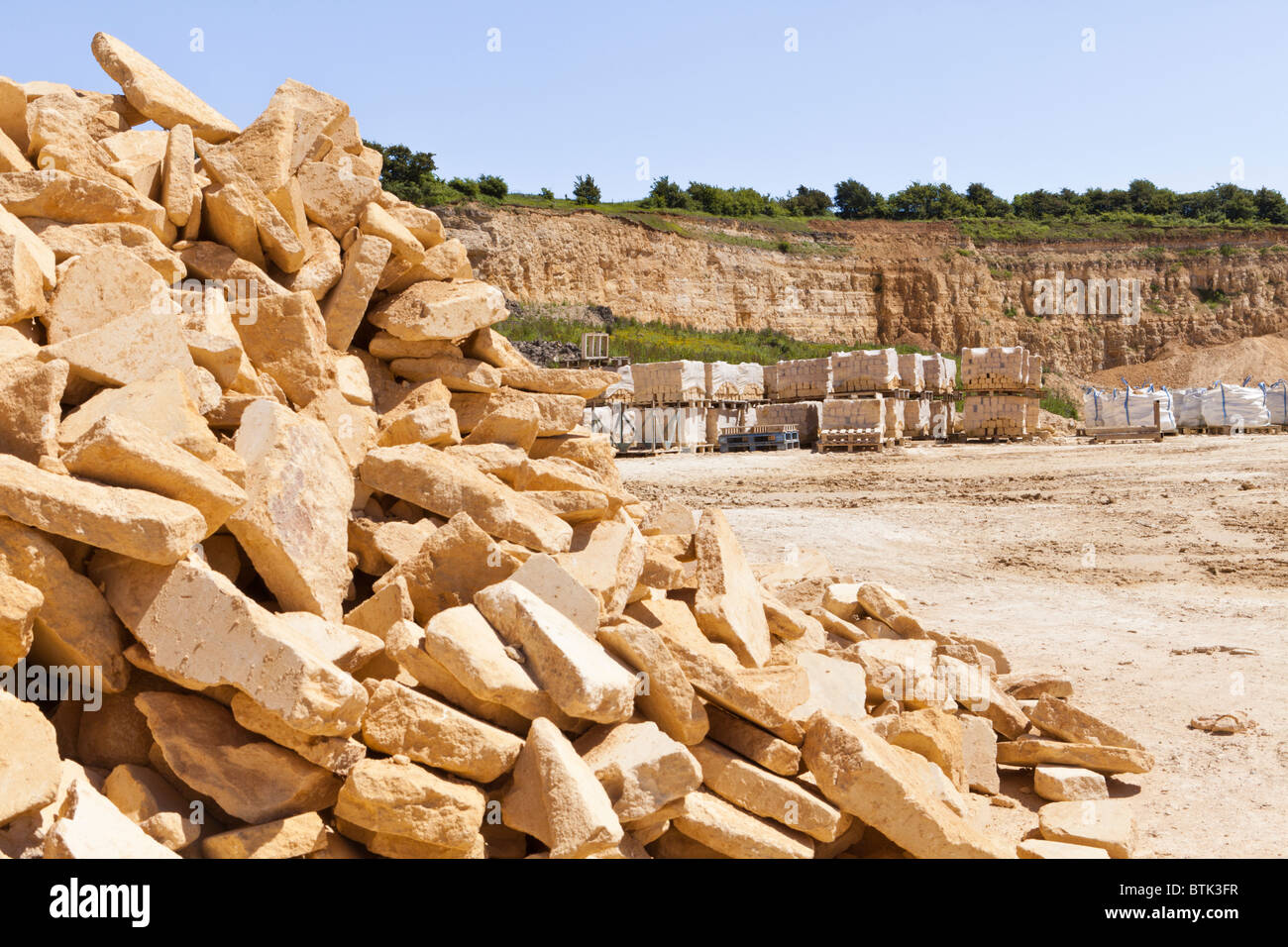 Cotswold  limestone (from the Inferior Oolite of middle Jurassic age) in the Cotswold Hill Quarry, Ford, Gloucestershire Stock Photo